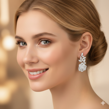 Laden Sie das Bild in den Galerie-Viewer, ROSE | Elegante silberfarbene Braut Ohrringe im Rosenform mit klaren Kristallen
