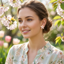 Laden Sie das Bild in den Galerie-Viewer, LILIANA | Süße rosévergoldete Blumen Ohrstecker
