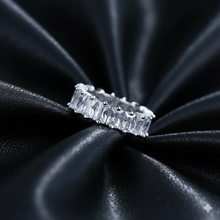 Laden Sie das Bild in den Galerie-Viewer, BRILLER | Atemberaubender Cocktail Ring mit klaren Kristallen 
