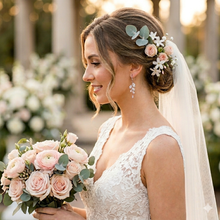 Laden Sie das Bild in den Galerie-Viewer, ELOISE | Elegant verspielte Braut Ohrringe in roségold mit Kristallen in Blüten Blattform
