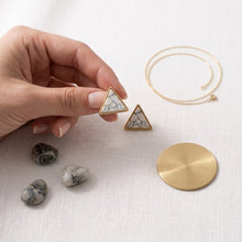 Load image into Gallery viewer, DECIMA | Coole goldfarbene Dreieck Ohrstecker im Marmor Design weiß
