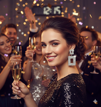 Load image into Gallery viewer, FELICITY | Coole Party Statement Ohrringe in silber mit Kristallen
