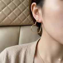 Laden Sie das Bild in den Galerie-Viewer, ALIANA | Minimalistische Herz Hoops in gold
