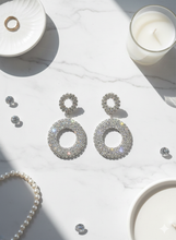 Laden Sie das Bild in den Galerie-Viewer, ÉLODIE | Atemberaubende Party Ohrringe in silber mit klaren Kristallen
