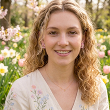 Laden Sie das Bild in den Galerie-Viewer, JENNY | Süße rosa Blumen Rosen Ohrstecker Ohrringe

