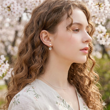 Laden Sie das Bild in den Galerie-Viewer, FLEURINE | Süße silberne Blumen Ohrstecker mit Kristallen und weißen Perlen
