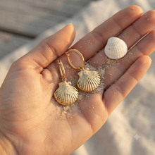 Load image into Gallery viewer, BEACH BABE | Schöne Creolen Ohrringe goldfarben mit fächerförmigen Muscheln
