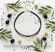 Laden Sie das Bild in den Galerie-Viewer, AQUILA | Süßer schwarzer Choker mit goldenen Perlen und weißem Marmor Anhänger Dreieck

 
