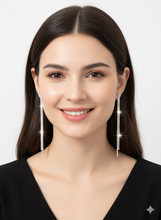 Laden Sie das Bild in den Galerie-Viewer, ELSIE | Elegante lange Ohrringe silberfarben mit edlen Strass Zirkonia Steinen weiß
