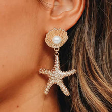 Laden Sie das Bild in den Galerie-Viewer, AILANA | Schöne Sommer Ohrringe in gold mit Seestern und weißer Perle in Muscheln
