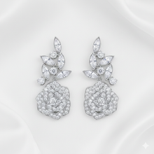 Laden Sie das Bild in den Galerie-Viewer, NIGHT ROSE | Elegante silberfarbene Party Ohrringe im Rosenform mit klaren Kristallen
