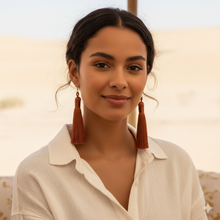 Laden Sie das Bild in den Galerie-Viewer, NAOMI | Lange Ohrringe mit 925 Sterling Silberhaken und Quasten aus echten Seidenfäden in braun
