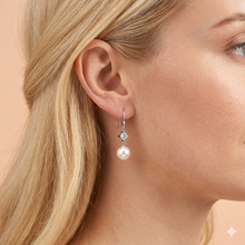 Laden Sie das Bild in den Galerie-Viewer, IVETTE | Klassisch elegante Braut Ohrringe in silber mit kleinen Kristallen und weißen Perlen
