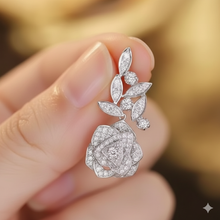 Laden Sie das Bild in den Galerie-Viewer, NIGHT ROSE | Elegante silberfarbene Party Ohrringe im Rosenform mit klaren Kristallen
