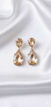 Load image into Gallery viewer, REINA | Atemberaubende Party Ohrringe mit großen Kristallen in champagner
