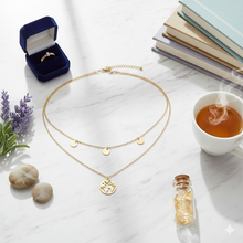 Laden Sie das Bild in den Galerie-Viewer, MARCO POLO | Schöne goldfarbene Halskette zweilagig mit kleinen Plättchen und Weltkugel
