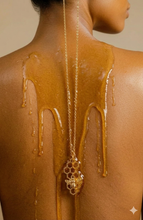 Laden Sie das Bild in den Galerie-Viewer, QUEEN BEE XL | Goldfarbene Boho Halskette Collier Honigwabe mit goldenem Biene Anhänger

