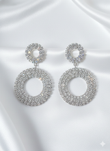 Laden Sie das Bild in den Galerie-Viewer, ÉLODIE | Atemberaubende Party Ohrringe in silber mit klaren Kristallen
