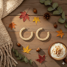 Laden Sie das Bild in den Galerie-Viewer, AGNES | Trendy Herbst Statement Ohrringe Ohrhänger Rattan beige braun
