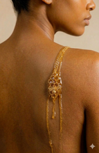 Laden Sie das Bild in den Galerie-Viewer, QUEEN BEE XL | Goldfarbene Boho Halskette Collier Honigwabe mit goldenem Biene Anhänger
