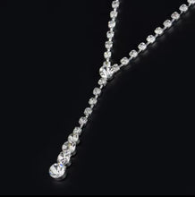 Laden Sie das Bild in den Galerie-Viewer, CHARLIZE | Elegantes silberfarbenes Schmuck Set mit Strass Collier und Kristall Ohrringen
