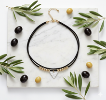 Laden Sie das Bild in den Galerie-Viewer, AQUILA | Süßer schwarzer Choker mit goldenen Perlen und weißem Marmor Anhänger Dreieck

 
