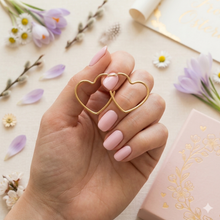 Laden Sie das Bild in den Galerie-Viewer, ALIANA | Minimalistische Herz Hoops in gold
