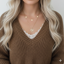 Laden Sie das Bild in den Galerie-Viewer, MARCO POLO | Schöne goldfarbene Halskette zweilagig mit kleinen Plättchen und Weltkugel
