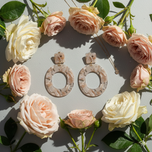 Laden Sie das Bild in den Galerie-Viewer, ARYA SMALL | Coole ovale Statement Acryl Ohrringe mit beige marmoriertem Muster im Retro Boho Look
