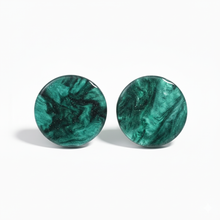 Laden Sie das Bild in den Galerie-Viewer, KENNEDY | Acryl Statement Ohrringe grün mit glitzerndem Galaxy Muster
