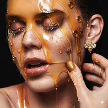 Laden Sie das Bild in den Galerie-Viewer, SPARKLE BEE | Exquisite goldfarbene Ohrstecker in Bienenform mit klaren Kristallen

