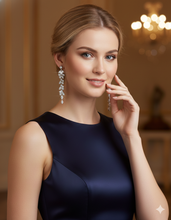 Laden Sie das Bild in den Galerie-Viewer, GÉRALDINE | Wunderschöne silberne Kristall Ohrringe im floralen Blätter Design
