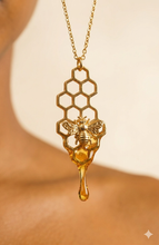 Laden Sie das Bild in den Galerie-Viewer, QUEEN BEE XL | Goldfarbene Boho Halskette Collier Honigwabe mit goldenem Biene Anhänger
