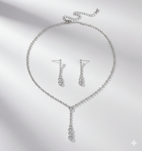 Laden Sie das Bild in den Galerie-Viewer, CHARLIZE | Elegantes silberfarbenes Schmuck Set mit Strass Collier und Kristall Ohrringen
