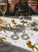 Laden Sie das Bild in den Galerie-Viewer, ÉLODIE | Atemberaubende Party Ohrringe in silber mit klaren Kristallen
