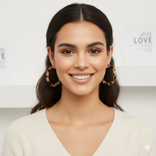 Laden Sie das Bild in den Galerie-Viewer, KENDALL | Coole Acryl Creolen Ohrringe mit beige braunem Leoparden Muster
