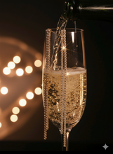 Laden Sie das Bild in den Galerie-Viewer, ELSIE | Elegante lange Ohrringe goldfarben mit edlen Strass Zirkonia Steinen weiß
