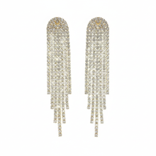 Laden Sie das Bild in den Galerie-Viewer, FABIENNE | Elegante lange Ohrringe in gold mit Kristall Strängen
