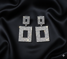 Load image into Gallery viewer, FELICITY | Coole Party Statement Ohrringe in silber mit Kristallen
