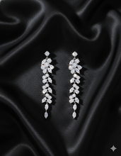 Laden Sie das Bild in den Galerie-Viewer, GÉRALDINE | Wunderschöne silberne Kristall Ohrringe im floralen Blätter Design
