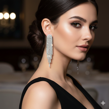 Load image into Gallery viewer, FABIENNE | Elegante lange Ohrringe in silber mit Kristall Strängen
