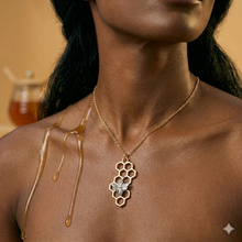 Laden Sie das Bild in den Galerie-Viewer, QUEEN BEE XL | Goldfarbene Boho Halskette Collier Honigwabe mit goldenem Biene Anhänger
