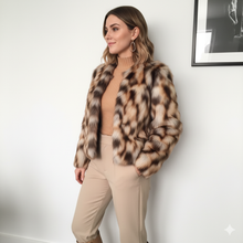 Laden Sie das Bild in den Galerie-Viewer, HAZEL | Schöne Acryl Harz Ohrringe im Retro Look braun gold marmoriert
