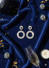 Laden Sie das Bild in den Galerie-Viewer, ÉLODIE | Atemberaubende Party Ohrringe in silber mit klaren Kristallen
