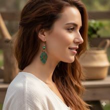 Laden Sie das Bild in den Galerie-Viewer, ARIA | Bronzefarbene Indie Boho Ohrringe Ohrhänger mit türkisen Patina Blättern
