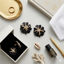 Laden Sie das Bild in den Galerie-Viewer, JOSLYN | Sinnliche gold schwarze Rosen Ohrstecker mit klaren Kristallen
