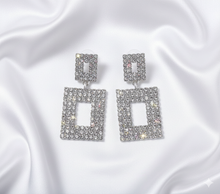 Load image into Gallery viewer, FELICITY | Coole Party Statement Ohrringe in silber mit Kristallen
