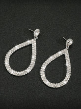 Laden Sie das Bild in den Galerie-Viewer, GABRIELLE | Atemberaubende silberne Glamour Ohrringe mit klaren Kristallen
