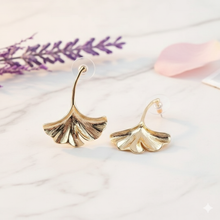 Laden Sie das Bild in den Galerie-Viewer, GINGKO | Schöne goldfarbene Hänger Ohrringe mit Gingko Blättern
