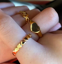 Laden Sie das Bild in den Galerie-Viewer, ENDLESS HEARTS | Filigraner Ring mit süßen kleinen Herzen in gold
